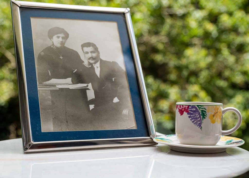 Fotografía antigua de la familia fundadora junto a una taza de café